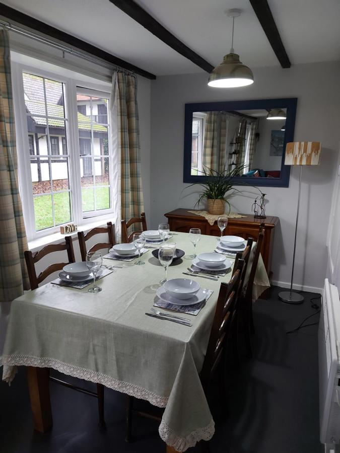 3.9. Tudor Court Хейл Екстериор снимка