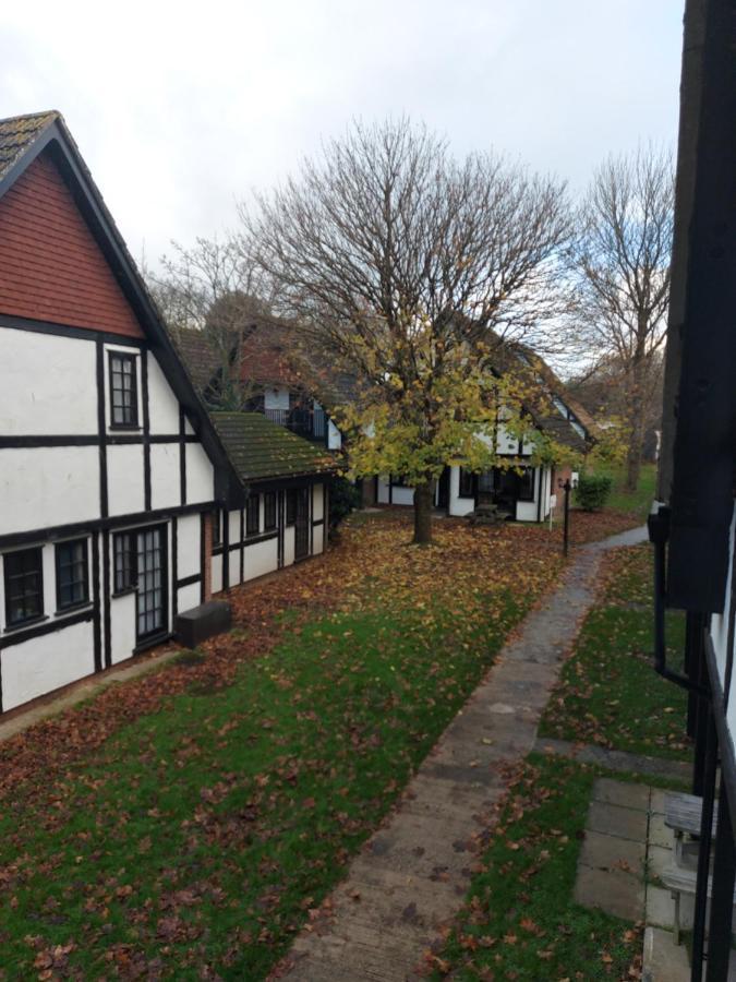 3.9. Tudor Court Хейл Екстериор снимка