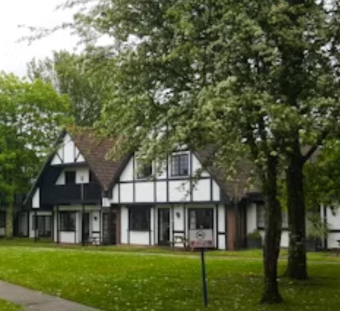 3.9. Tudor Court Хейл Екстериор снимка