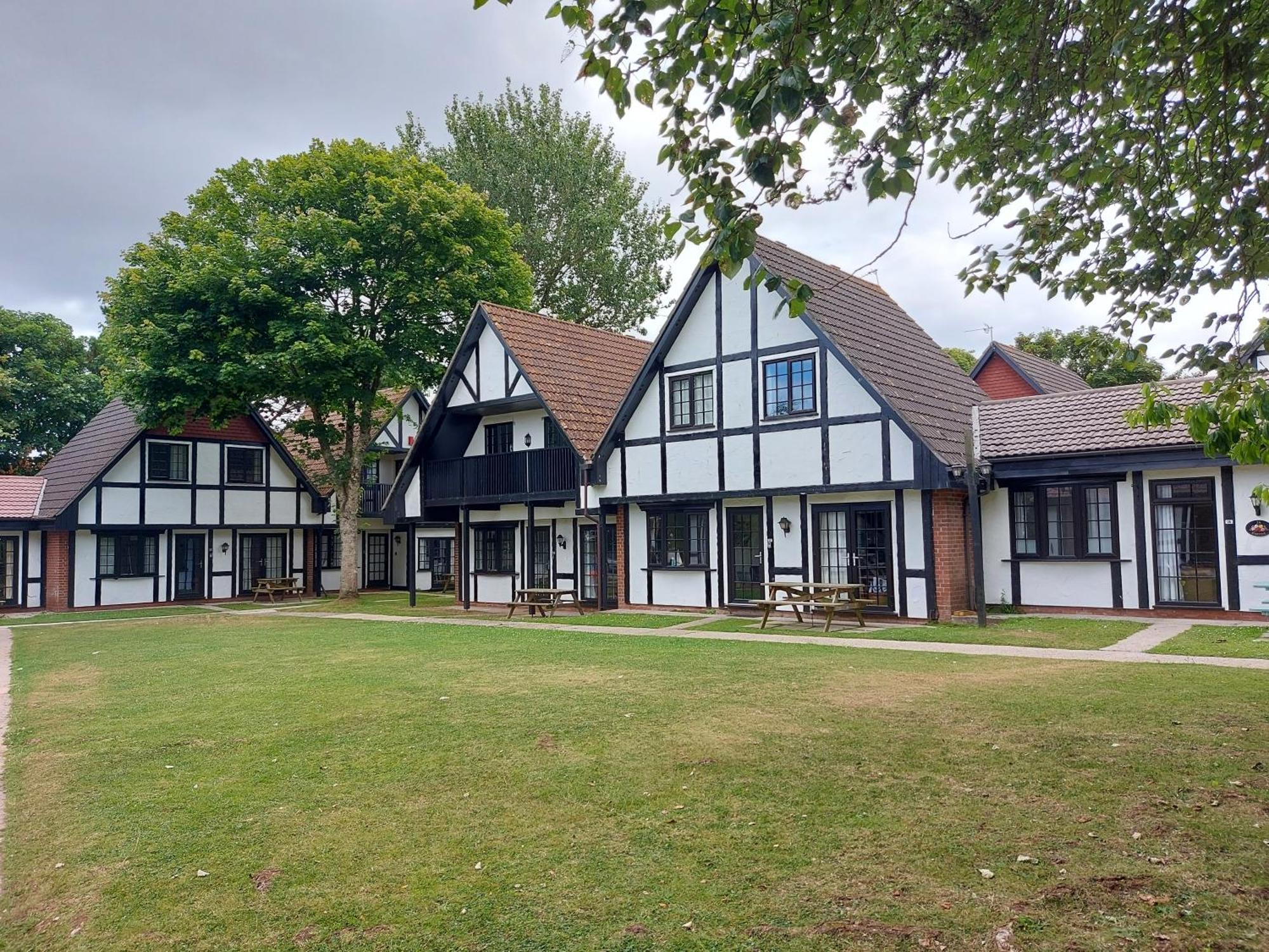 3.9. Tudor Court Хейл Екстериор снимка